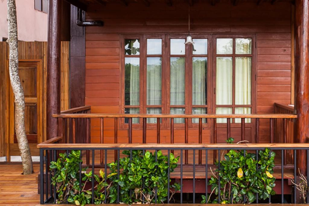 Riverhouse-The Teak House Mae Sariang Eksteriør bilde